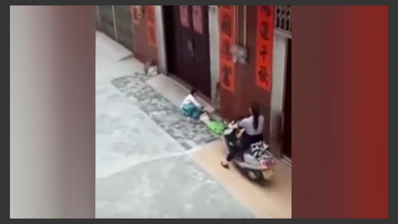 Los exámenes preliminares de la niña revelaron leves hemorragias subcutáneas en ambas extremidades..