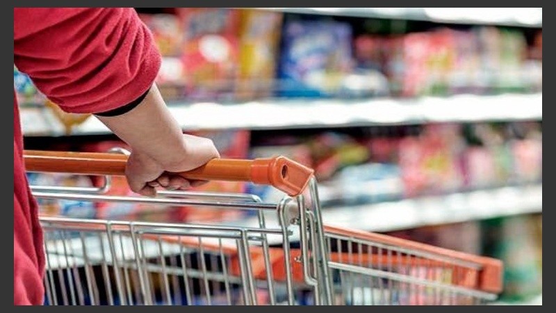 Tres supermercados abren este domingo y ya publicitan sus productos. 