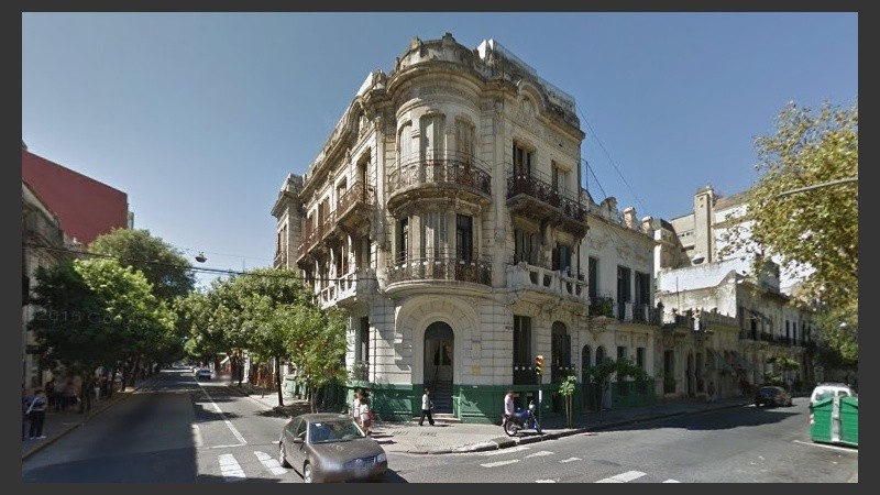 El hogar se ubica en la céntrica esquina de Santa Fe y Dorrego.