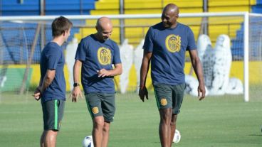 Paolo y su cuerpo técnico en el estreno en Arroyo Seco.