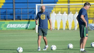 Paolo Montero en su primera práctica en Central.