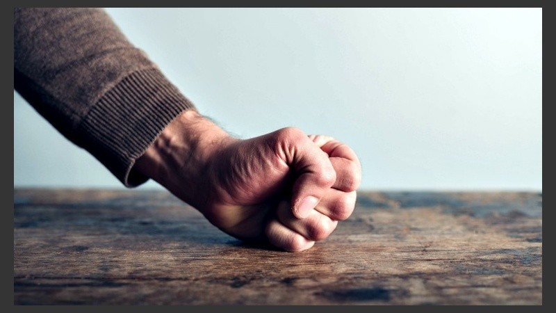 Quienes lo padecen han sufrido alguna lesión en el cerebro, generalmente en el cuerpo calloso.