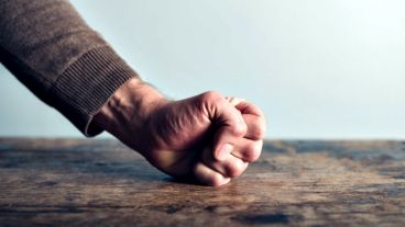 Quienes lo padecen han sufrido alguna lesión en el cerebro, generalmente en el cuerpo calloso.