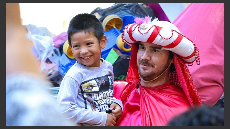 Un pequeño se saca una foto con uno de los Reyes en la puerta del Hospital de Niños 