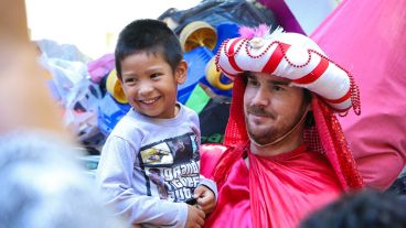 Un pequeño se saca una foto con uno de los Reyes en la puerta del Hospital de Niños "Víctor J. Vilela".