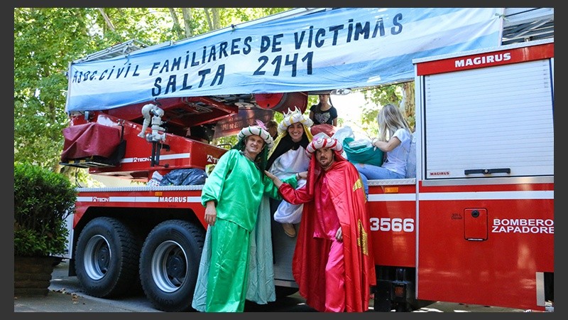 Los Reyes Magos se movieron en autobomba. Fue una movida solidaria impulsada por familiares de víctimas de Salta 2141.