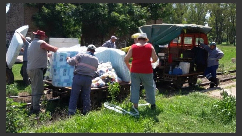 La zorra llegó con colchones y otros artículos.