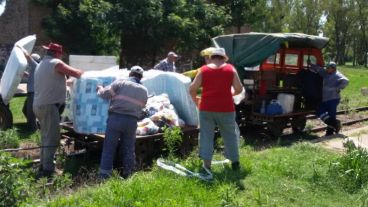 La zorra llegó con colchones y otros artículos.