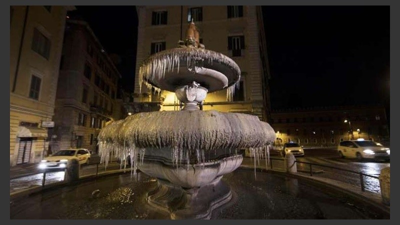 Hasta el agua de las fuentes se congeló en Italia. 