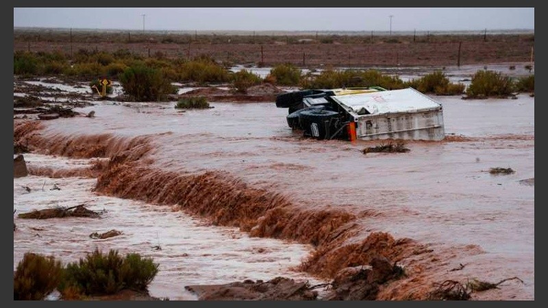 Un camión del Dakar caído por las intensas lluvias en Bolivia. 