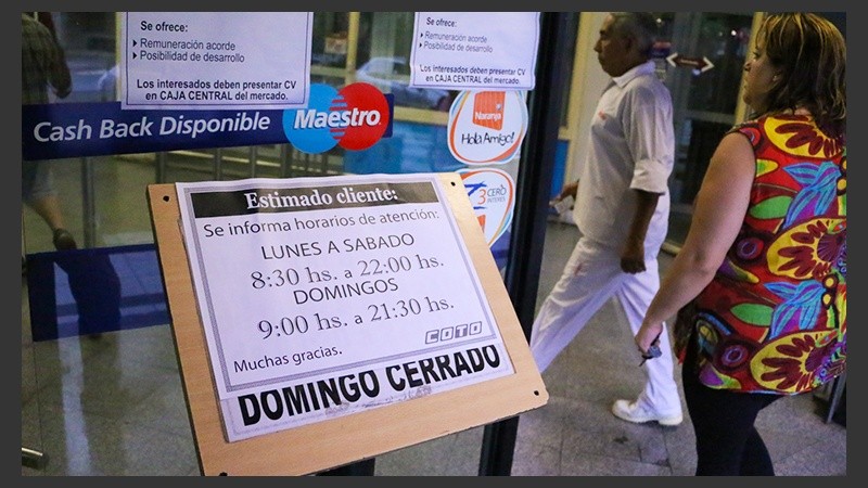 Un cartel sobre otro para anunciar la reapertura.