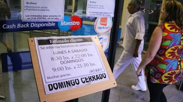 Un cartel sobre otro para anunciar la reapertura.