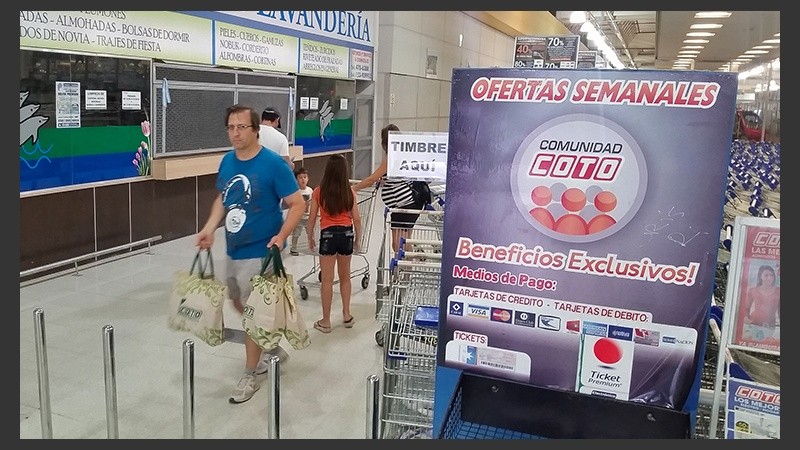 Los primeros clientes que llegaron tras la reapertura.