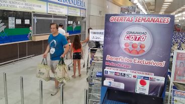 Los primeros clientes que llegaron tras la reapertura.