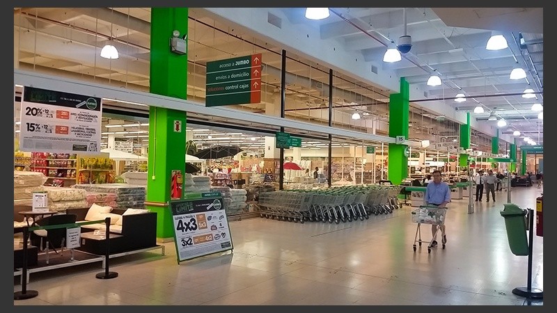 El Jumbo fue uno de los grandes supermercados que abrieron el pasado domingo.
