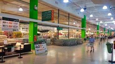 El Jumbo fue otro de los grandes supermercados que abrieron este domingo.