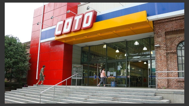 Los primeros clientes que llegaron tras la reapertura.