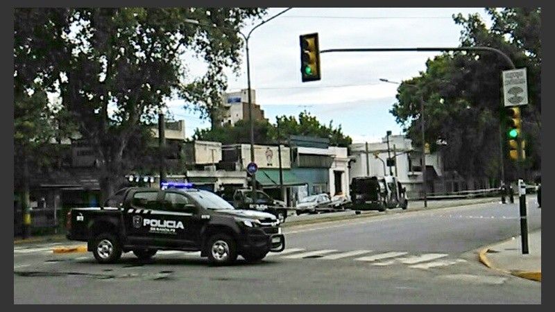 Los móviles policiales en Avellaneda y Mendoza.