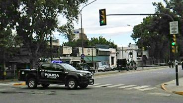 Los móviles policiales en Avellaneda y Mendoza.