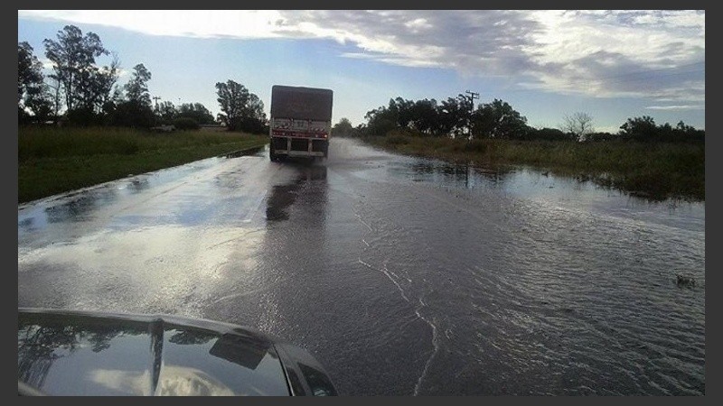 La ruta 33 con agua. 