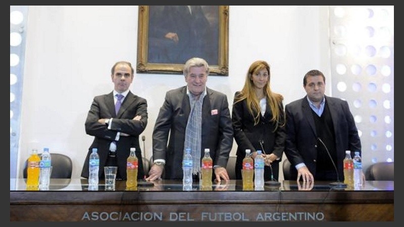 Toviggino, a la derecha. No tiene diálogo con Pérez.
