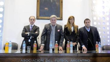 Toviggino, a la derecha. No tiene diálogo con Pérez.