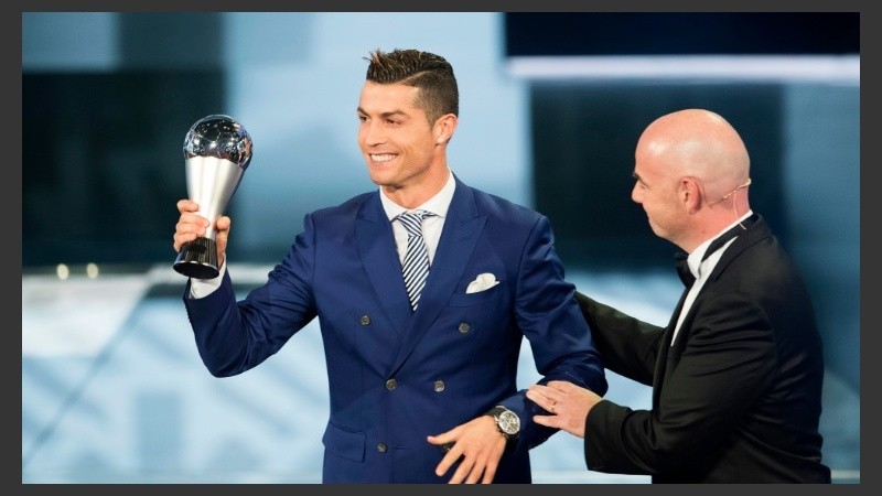 Cristiano recibió el premio de manos de Infantino.