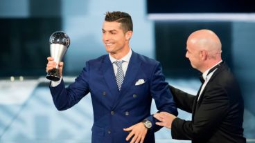 Cristiano recibió el premio de manos de Infantino.