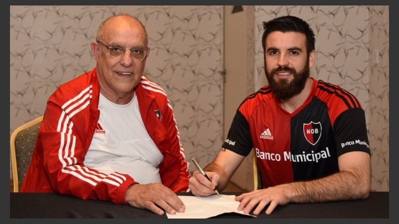 SAn Román firmando contrato junto al presidente Bermúdez.