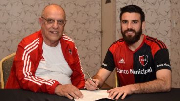 SAn Román firmando contrato junto al presidente Bermúdez.