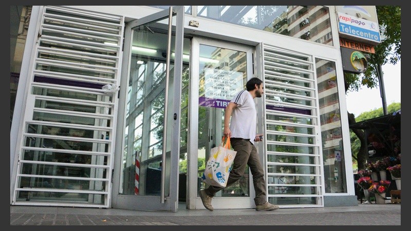 Algunos aprovecharon que tenían un súper abierto para hacer compras.