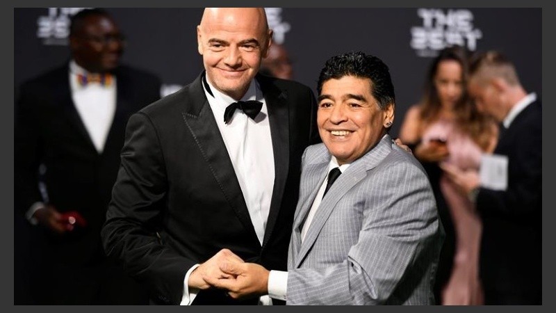 El presidente de la FIFA, el suizo Gianni Infantino  y Diego Armando Maradona.