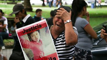 Dolor de un familiar de Laila en la manifestación de este martes frente a Fiscalía.