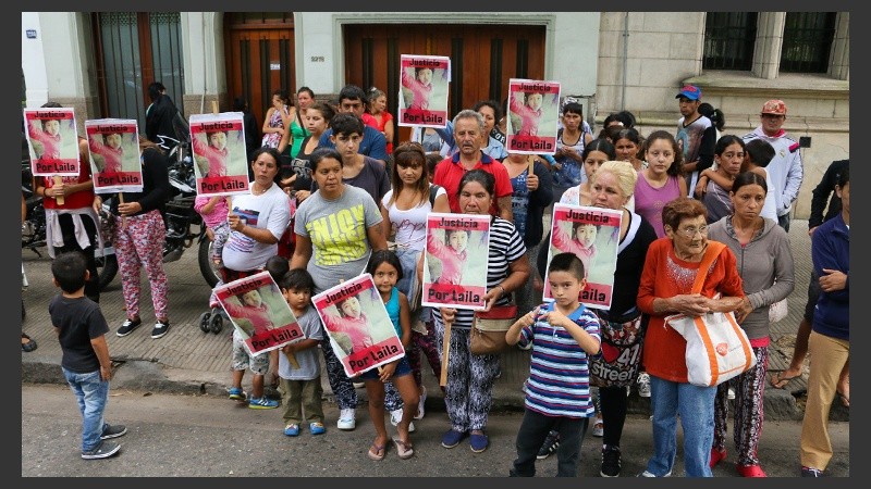 La manifestación frente a Fiscalía de Homicidios en Montevideo entre Alvear y Oroño.