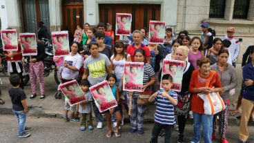La manifestación frente a Fiscalía de Homicidios en Montevideo entre Alvear y Oroño.