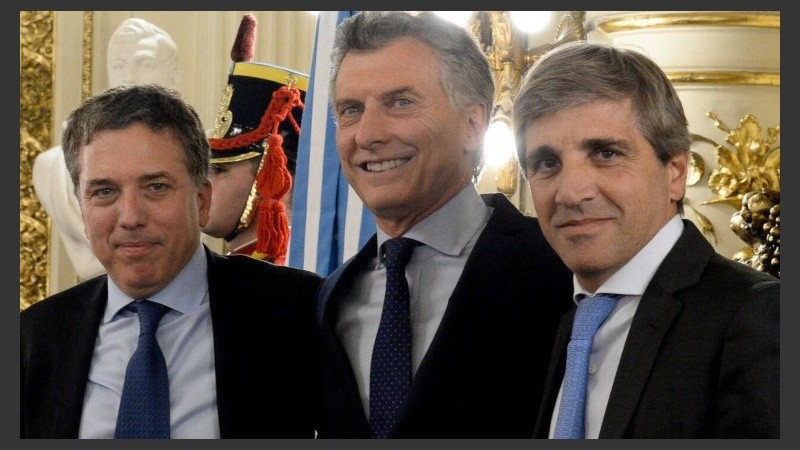 Macri junto a los ministros Dujovne y Caputo.