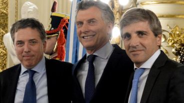 Macri junto a los ministros Dujovne y Caputo.