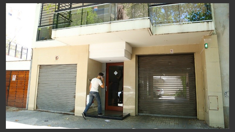 El ingreso del edificio de Rodríguez al 1400.