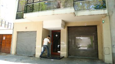 El ingreso del edificio de Rodríguez al 1400.