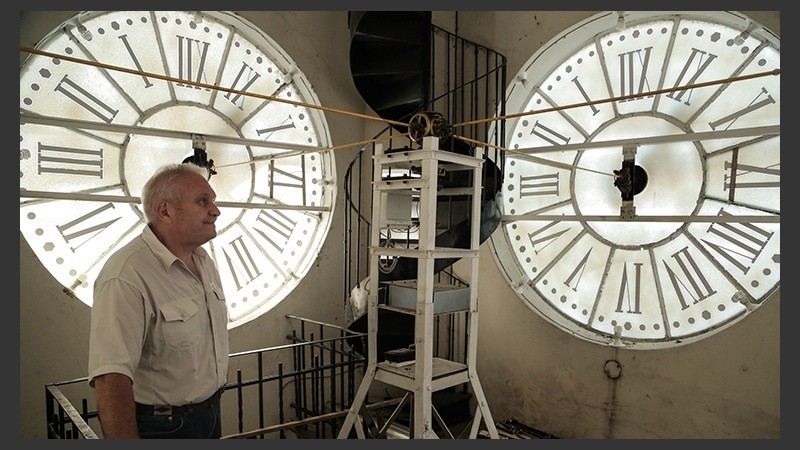 Daniel, asesor de mantenimiento de La Terminal, enseña los relojes que son mantenidos en hora por un sistema de GPS. (Alan Monzón/Rosario3.com)
