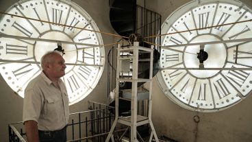 Daniel, asesor de mantenimiento de La Terminal, enseña los relojes que son mantenidos en hora por un sistema de GPS. (Alan Monzón/Rosario3.com)