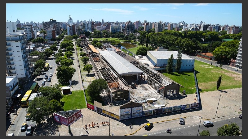 Así se ve el Patio de la Madera, actualmente en obras, desde lo más alto de la torre. (Alan Monzón/Rosario3.com)