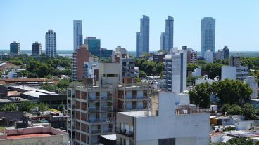 Vista hacia el conjunto de torres residenciales sobre el río Paraná. (Alan Monzón/Rosario3.com)