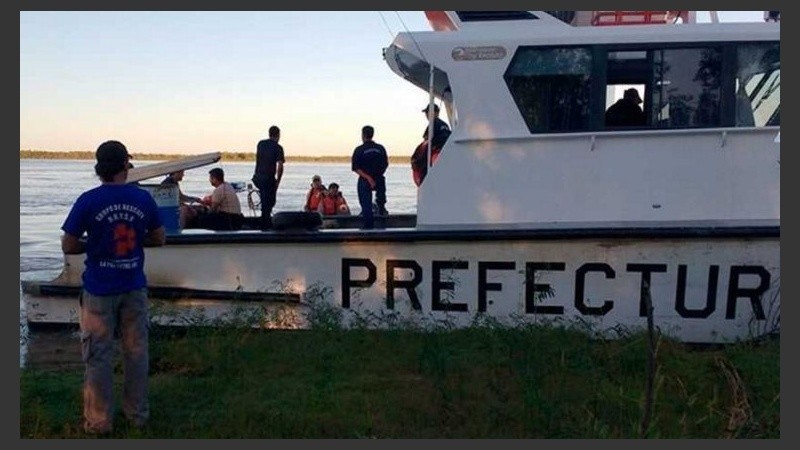 Personal de Prefectura realiza rastrillajes en búsqueda de los tres desaparecidos. 