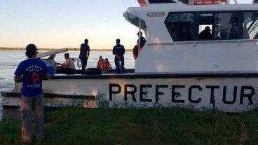 Personal de Prefectura realiza rastrillajes en búsqueda de los tres desaparecidos.