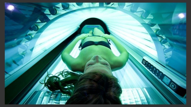 Quienes iniciaron las sesiones de bronceado antes los 30 años desarrollaron el tumor 2,2 años antes en promedio.