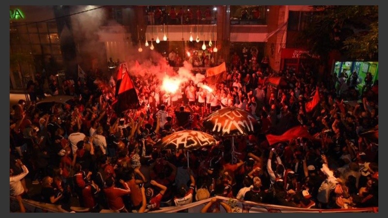Los jugadores en el centro del banderazo en Mar del Plata. 