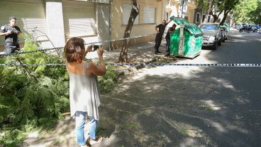 La policía trabajaba en el lugar este sábado por la mañana.
