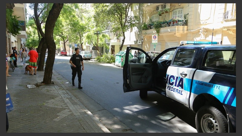 Calle cortada por la policía tras el hallazgo.