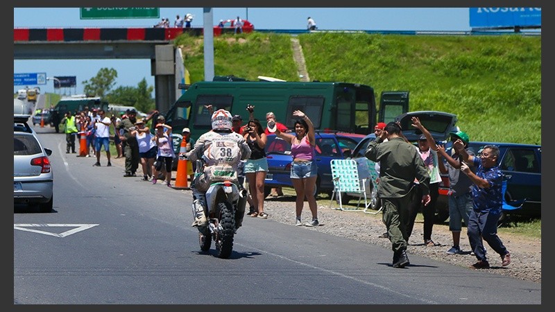 Los rosarinos disfrutaron del paso de los vehículos del Dakar este sábado.